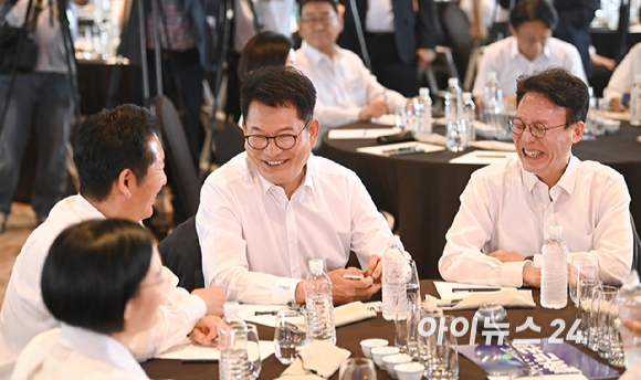 정청래 전 더불어민주당 대표(왼쪽부터)와 송영길 전 대표, 김민석 전 총리가 3일 서울 용산구 서울드래곤시티에서 열린 22대 후반기 국회 대비 더불어민주당 국회의원 워크숍에서 대화하고 있다. [사진=곽영래 기자]