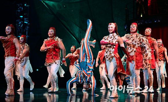 15일 오후 서울 잠실종합운동장 내 빅탑에서 열린 태양의서커스 '쿠자(KOOZA)' 프레스 컨퍼런스에서 배우들이 환상적인 무대를 선보이고 있다. [사진=정소희 기자]