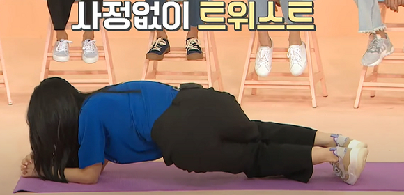 활동마다 명품 복근으로 화제가 되는 전소미와 트와이스 모모가 복근 운동으로 트위스트 플랭크를 추천했다. 사진은 근육질의 여성. [사진=픽셀스]