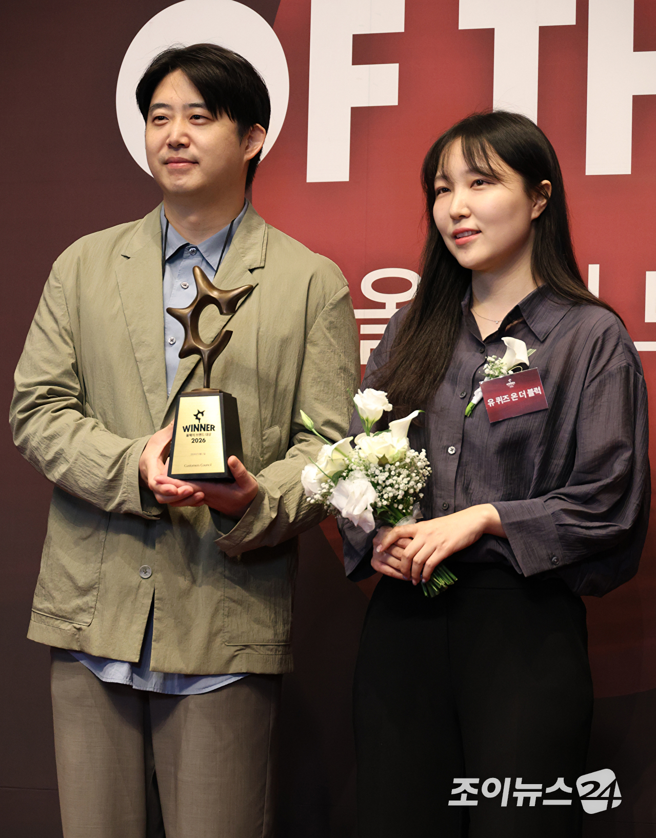 예능프로그램 '유 퀴즈 온 더 블럭' 허강석 PD, 김지영 PD가 1일 오전 서울 중구 신라호텔에서 진행된 '2026 올해의 브랜드 대상' 포토월 행사에 참석해 포즈를 취하고 있다. [사진=문수지 기자]