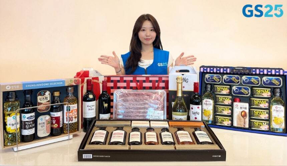 GS25가 29일부터 '2025 우리동네 선물가게'를 테마로 추석 선물세트를 선보인다. [사진=GS25]