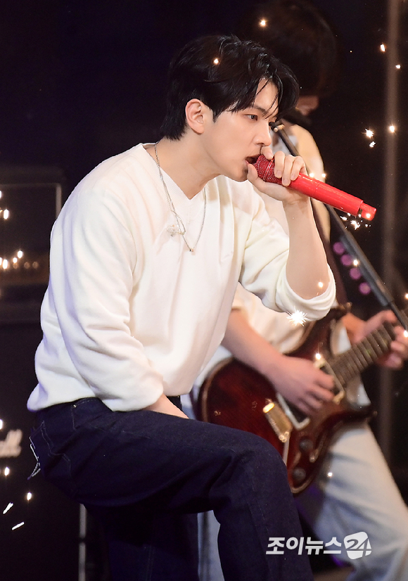 밴드 엔플라잉 유회승이 21일 오후 서울 송파구 잠실학생체육관에서 열린 '2026 JOY콘서트 - 보이스 오브 스프링(Voice of spring)'에서 멋진 무대를 선보이고 있다. [사진=정소희 기자]