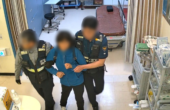 천식 발작 증세를 보여 응급실을 찾은 환자가 의료진을 흉기로 위협하다 경찰에 체포됐다. 사진은 해당 응급실에서 난동을 부리다 체포되고 있는 A씨. [사진=독자제공, 연합뉴스]
