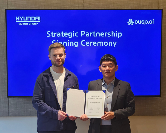 (왼쪽부터)채드 에드워즈(Chad Edwards) 커스프AI CEO와 박철 현대차그룹 신사업전략실장이 6일(현지시간) 영국 케임브리지에 커스프AI 본사에서 소재 AI 협력을 위한 전략적 파트너십을 체결하고 기념촬영하고 있다. [사진=현대자동차그룹]