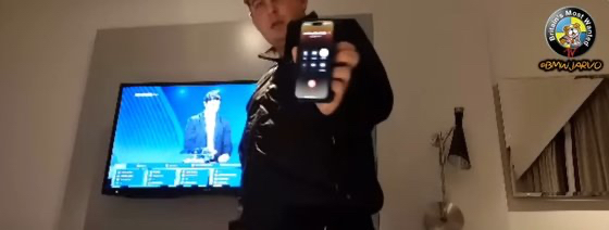 전직 축구선수 다비드 실바(왼쪽)와 브리안 라우드루프가 3일 독일 함부르크에서 열린 유럽축구연맹(UEFA) 유로 2024 본선 조 추첨식 도중 흘러나온 의문의 소리에 난처한 표정을 짓고 있다. [사진=유튜브 채널 'jarvo']