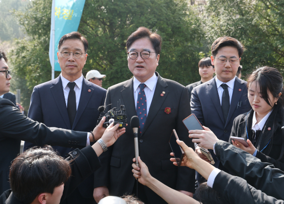 우원식 국회의장이 3일 제주 4&middot;3평화공원에서 열린 제78주년 4&middot;3희생자 추념식에 참석해 기자들의 질문을 받고 있다. [사진=국회]