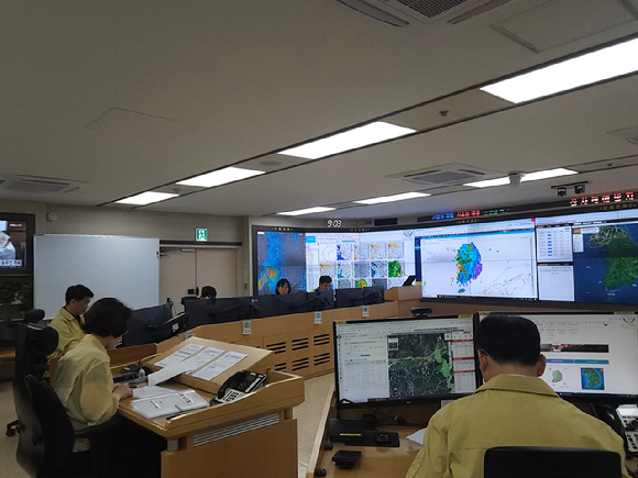 이미라 산림청 차장이 16일 산림청 산사태예방지원본부에서 호우 대비 산사태 대응 태세를 긴급 점검하고 있다. [사진=산림청]