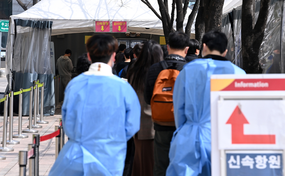 16일 서울 중구 서울광장 임시선별검사소에서 시민들이 신속항원검사를 받기 위해 대기하고 있다. [사진=김성진 기자]