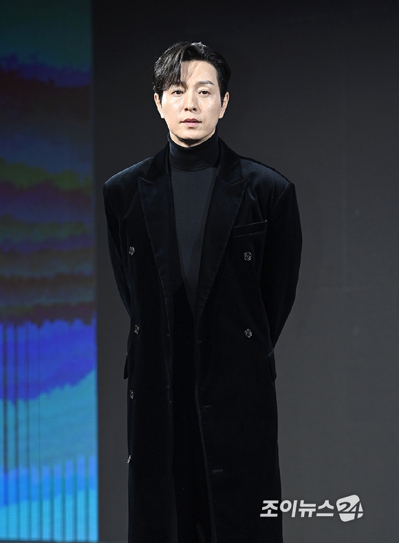 배우 정성일이 15일 서울 강남구 그랜드 인터컨티넨탈 서울 파르나스에서 열린 디즈니+ '메이드 인 코리아' 제작발표회에서 포즈를 취하고 있다. [사진=곽영래 기자]