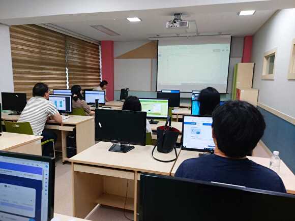 마전초등학교에서 하이러닝 선도학교 교원 대상 역량 강화 연수를 하고 있다. [사진=안성교육지원청]