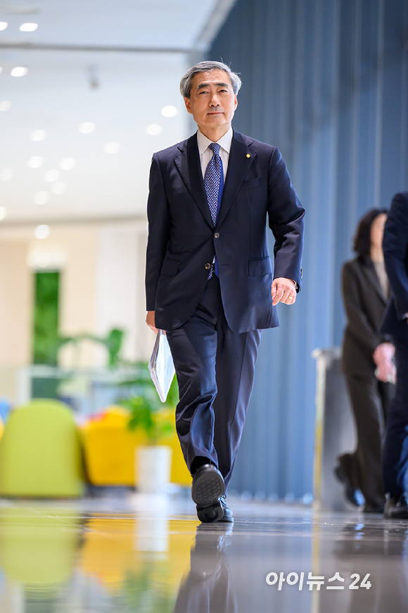 신현송 한국은행 총재가 28일 서울 중구 한국은행 본관에서 열린 통화정책방향 기자간담회장으로 들어오고 있다. [사진=사진공동취재단 ]