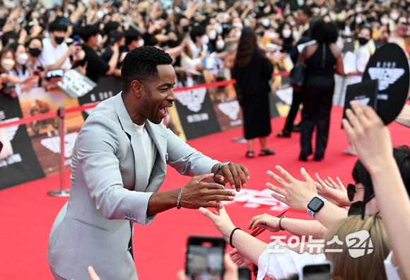 할리우드 배우 제이 엘리스가 19일 오후 서울 송파구 잠실 롯데월드타워 잔디광장에서 열린 영화 '탑건: 매버릭' 레드카펫에 참석해 포즈를 취하고 있다. [사진=김성진 기자]