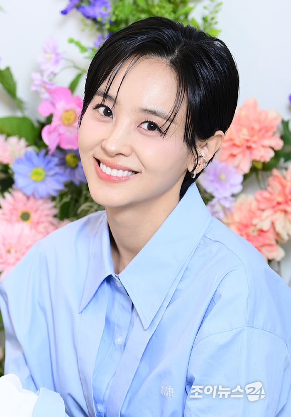 배우 강별이 26일 서울 성동구 성수동에 위치한 케이팝 체험 아카데미 케이팝아케이드에서 진행된 조이뉴스24와의 인터뷰에 앞서 포즈를 취하고 있다. [사진=정소희 기자]