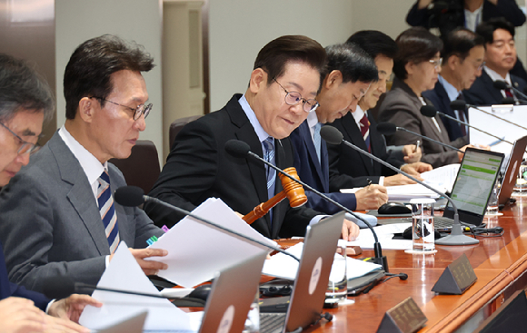 이재명 대통령이 2일 용산 대통령실에서 국무회의를 시작하는 의사봉을 두드리고 있다. [사진=연합뉴스]