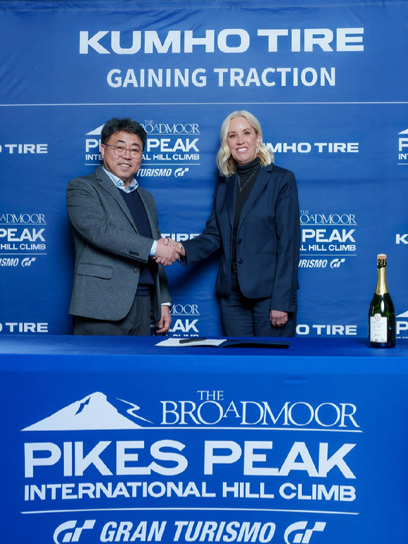 (왼쪽부터) 윤장혁 금호타이어 북미마케팅부문 상무와 멜리사 아이크호프(Melissa Eickhoff) CEO PPIHC가 MOU 체결한 뒤 기념촬영하고 있다. [사진=금호타이어]