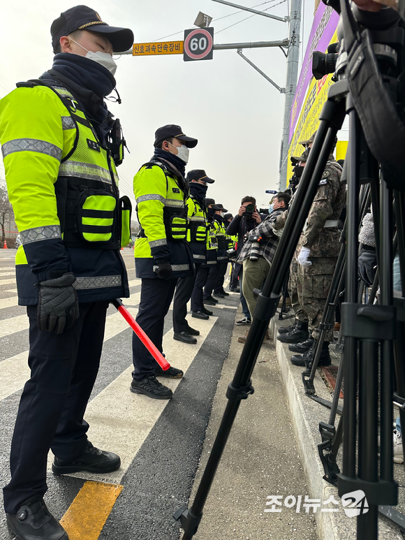 방탄소년단(BTS) 맏형 진(김석진)이 13일 오후 경기도 연천 소재 신병교육대로 입대하는 가운데 진과 방탄소년단 멤버들을 태운 차가 신병교육대로 들어서고 있다. [사진=정소희 기자]