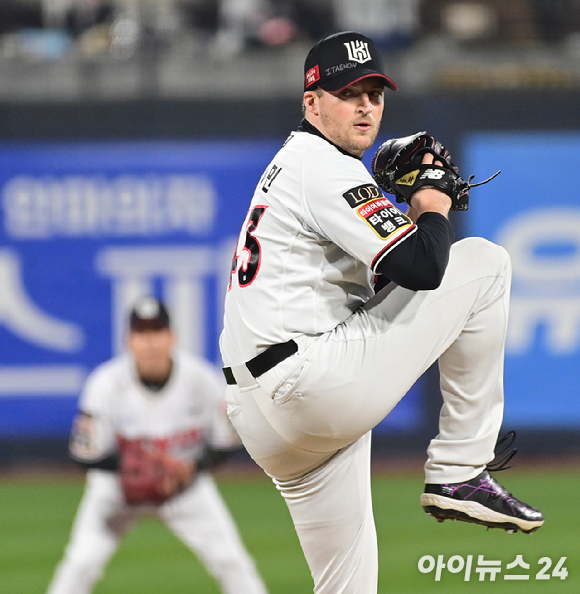 31일 오후 경기도 수원 KT위즈파크에서 '2023 KBO 포스트시즌 플레이오프' 2차전 KT 위즈와 NC 다이노스의 경기가 열렸다. KT 선발투수 벤자민이 역투하고 있다. [사진=정소희 기자]