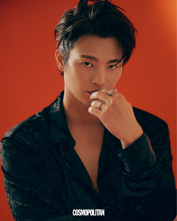 배우 서인국, 안재현이 화보 촬영에서 포즈를 취하고 있다. [사진=코스모폴리탄]