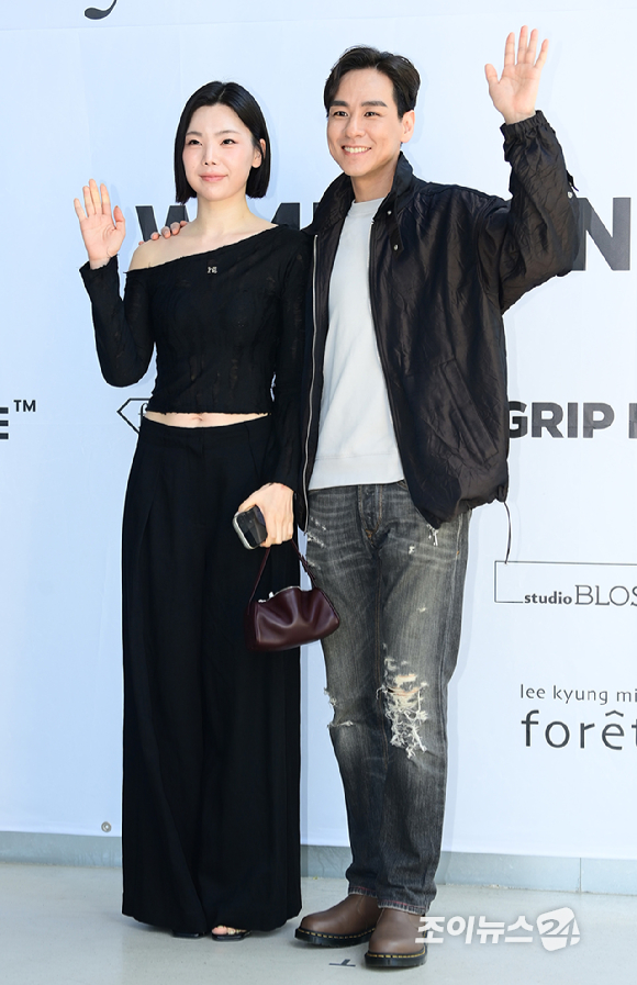 이다은-윤남기 부부가 24일 오후 서울 성동구 성수동 더블유미션에서 열린 홀리넘버세븐 X 코타로 타니야마 콜라보 팝업 오프닝 행사에 참석하고 있다. [사진=정소희 기자]