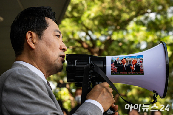 장동혁 국민의힘 대표가 8일 서울 송파구 올림픽공원 핸드볼 경기장에 진입해 선거 관련 용품들이 보관된 곳을 살펴본 뒤 시민들에게 내부 상황을 설명하고 있다. 이날 대한체육회 산하 9개 종목 단체는 장비 반출을 위해 6&middot;3 지방선거 당시 개표소로 사용된 올림픽공원 핸드볼 경기장에 진입했다. [사진=사진공동취재단 ]