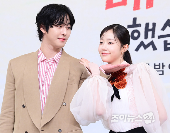 배우 안효섭과 채원빈이 15일 오후 서울 목동 SBS에서 열린 SBS 새 수목드라마 '오늘도 매진했습니다' 제작발표회에 참석하고 있다. [사진=정소희 기자]