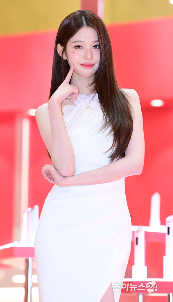 그룹 아이브(IVE) 장원영이 11일 서울 송파구 롯데백화점 에비뉴엘 잠실점에서 열린 글로벌 뷰티 브랜드 '메디큐브 에이지알' 팝업스토어 오픈 행사에 참석하고 있다. [사진=정소희 기자]