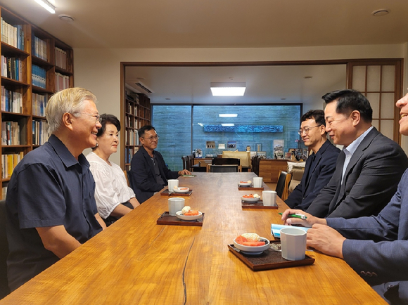 김두관 더불어민주당 당대표 후보가 11일 양산 평산마을에 위치한 문재인 전 대통령 사저를 찾아 이야기를 나누고 있다. [사진=김두관 캠프]