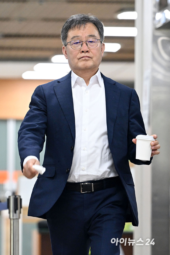 배임증재 혐의를 받는 김만배 화천대유자산관리 대주주가 2일 오후 서울 서초구 서울중앙지방법원에서 열린 공판에 출석하고 있다. [사진=사진공동취재단]