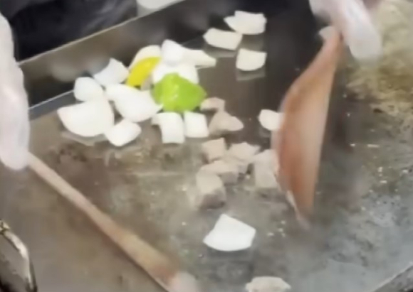 경주 야시장의 한 노점 상인에게 막말을 퍼붓는 손님의 영상이 논란이다. [사진=JTBC '사건반장' 캡처]