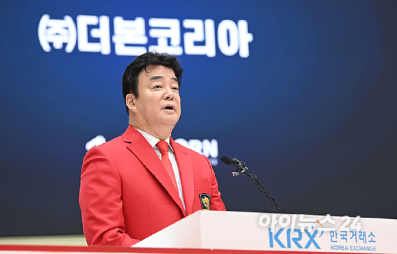 백종원 더본코리아 대표가 지난해 11월 6일 서울 영등포구 여의도동 KRX한국거래소 서울사무소에서 열린 상장식에서 소감을 전하는 모습. [사진=곽영래 기자]