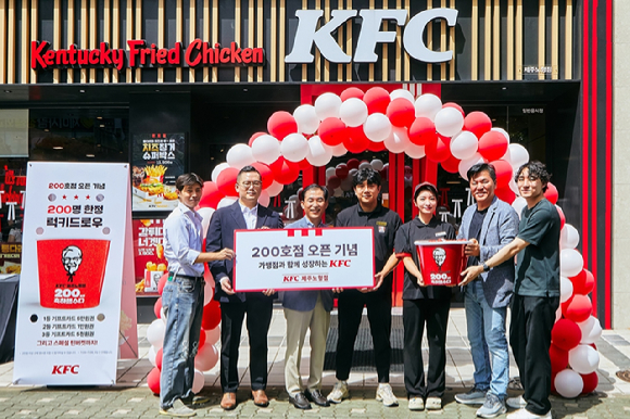 신호상(왼쪽 두 번째) KFC 코리아 대표 등 관계자들이 25일 제주노형점을 찾아 성과를 축하하는 시간을 가졌다. [사진=KFC]