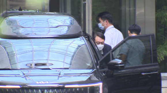 27일 서울 송파구 서울아산병원에서 윤석열 전 대통령이 미는 휠체어에 탄 채 퇴원하고 있다. 2025.6.27 [SBS·MBC·KBS·YTN·MBN 방송 풀 제공] [사진=연합뉴스]