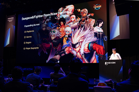 패트릭 쇠더룬드 넥슨 회장이 31일 일본에서 열린 '자본시장 브리핑(CMB)'에서 발표하고 있다. [사진=넥슨]