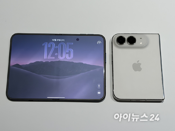 애플의 아이폰 듀오를 접은 채 카카오톡을 들어가보니 왼쪽에는 채팅방 목록, 오른쪽에는 대화 내용이 나타났다. [사진=권서아 기자]
