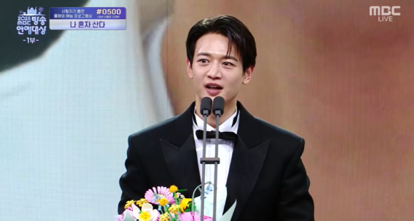 민호가 '2025 MBC연예대상'에서 수상소감을 이야기 하고 있다. [사진=MBC 방송화면 캡처]