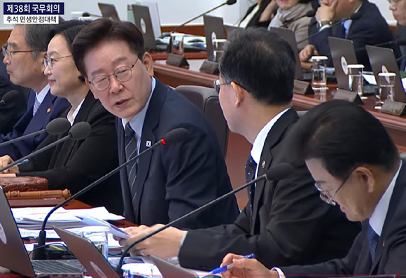 이재명 대통령이 1일 열린 국무회의에서 이형일 재정경제부 1차관에게 추석 물가 안정을 주문하고 있다. [사진=ktv]