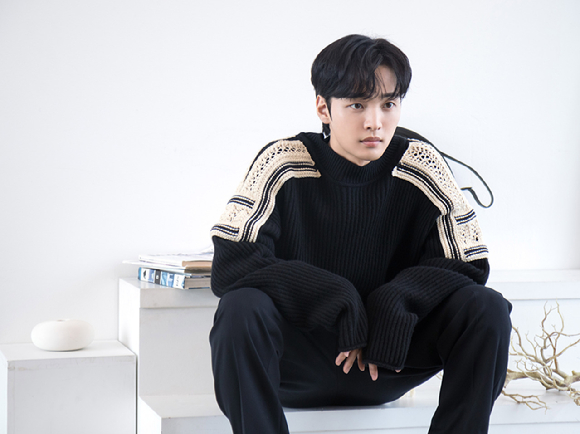 배우 김민재가 SBS '낭만닥터 김사부3' 종영 기념 인터뷰에서 포즈를 취하고 있다. [사진=냠냠엔터테인먼트]