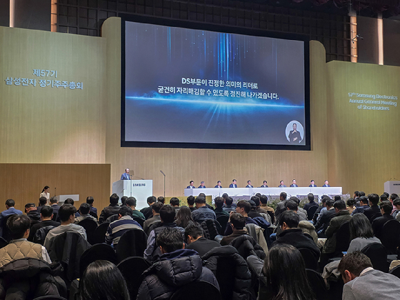 엔비디아 젠슨 황 CEO가 GTC 2026 현장에서 삼성전자 부스를 방문해 기념촬영을 하고 있다. 사진 왼측부터 황상준 메모리개발담당 부사장, 엔비디아 젠슨 황 CEO, 한진만 파운드리 사업부장 사장 [사진=삼성전자]