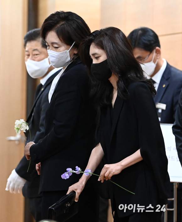 구자학 아워홈 명예회장이 향년 92세로 별세한 가운데 12일 빈소가 마련된 서울아산병원 장례식장에 이부진 호텔신라 사장과 홍라희 전 리움미술관장이 빈소로 향하고 있다. [사진=김성진 기자]