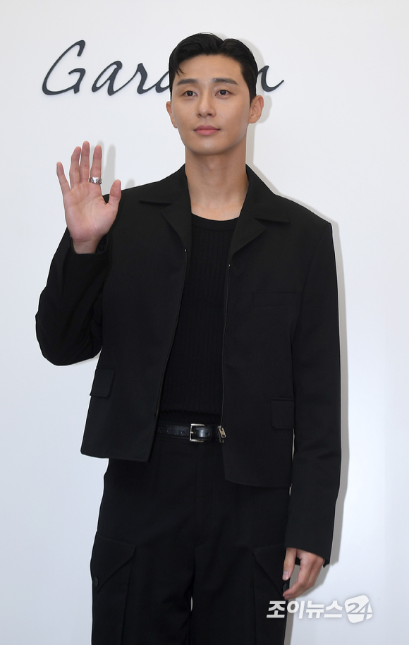 배우 박서준이 2일 오후 서울 성동구 성수동에서 진행된 샤넬 뷰티 N&deg;1 DE CHANEL GARDEN 오픈 기념 포토행사에 참석하고 있다. [사진=정소희 기자]