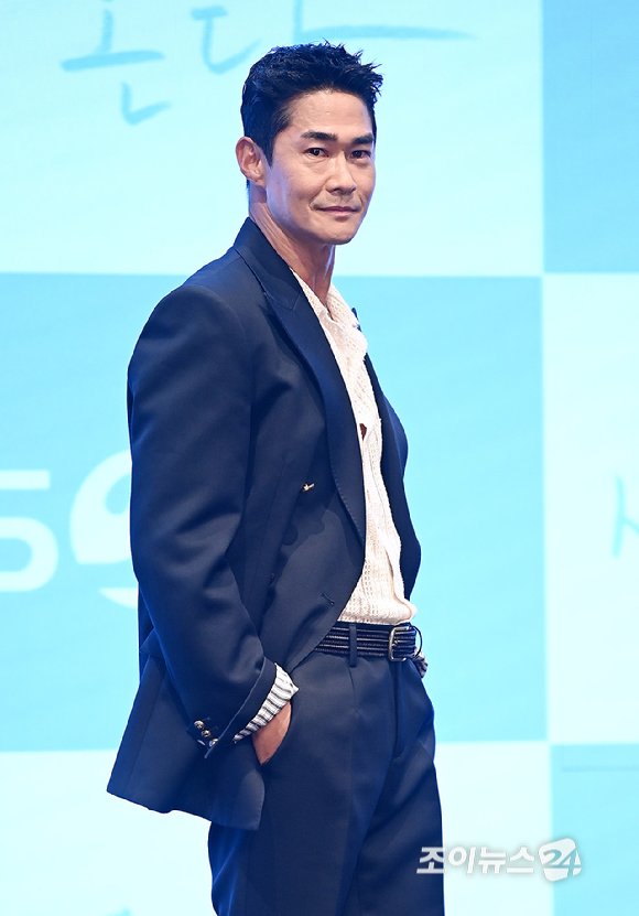 배우 배정남이 22일 오후 서울 구로구 신도림 디큐브시티 더세인트에서 열린 KBS2 주말드라마 '사랑이 온다' 제작발표회에서 포토타임을 갖고 있다. [사진=곽영래 기자]