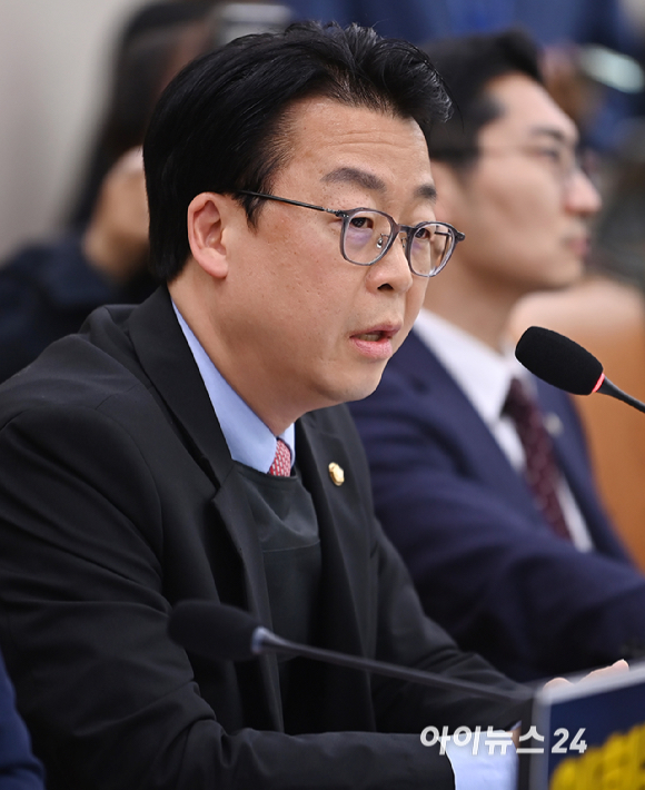 곽규택 국민의힘 의원이 14일 오전 서울 여의도 국회에서 열린 법제사법위원회 전체회의에서 발언하고 있다.곽 의원은 "이재명 후보가 방탄복을 입고 다녀서 비슷한 옷을 입고 와봤다"며 "이 후보가 입고 다니는 방탄복은 본인을 스스로 마치 사법 피해자라는 프레임 만들기 위한 쇼에 불과하다"고 비판했다. [사진=곽영래 기자]