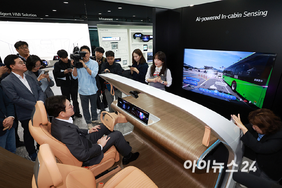 정원오 더불어민주당 서울시장 후보가 11일 서울 마곡동 LG사이언스파크를 방문해 LG AI연구원이 개발한 첨단 운전자 모니터링 시스템 체험을 하고 있다. [사진=국회사진기자단]