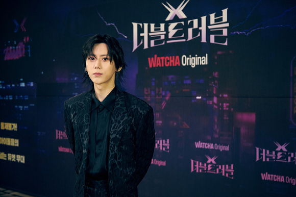 가수 장현승이 21일 온라인으로 진행된 왓챠 오리지널 음악 예능 '더블 트러블' 제작발표회에 참석해 포즈를 취하고 있다. [사진=왓챠]