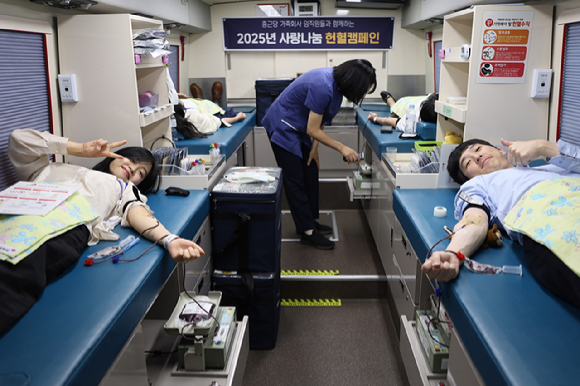 한미그룹 임직원들이 자발적으로 헌혈 캠페인에 참여하고 있다. [사진=한미그룹 제공]