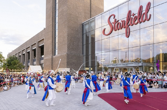 스타필드는 설을 맞아 전 점포에서 먹거리&middot;살거리&middot;체험 콘텐츠를 아우르는 설맞이 특별 팝업을 선보인다. [사진=신세계프라퍼티]