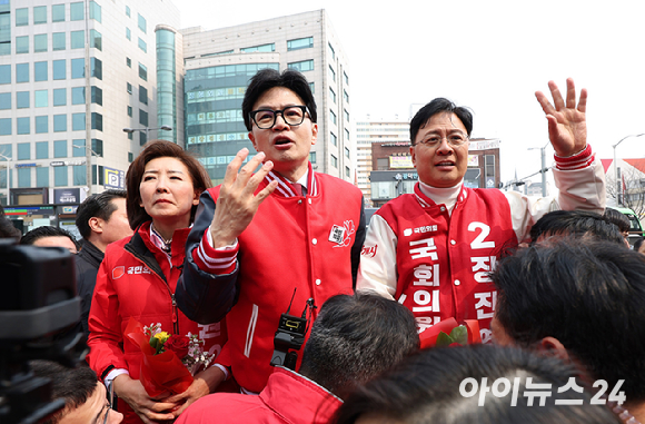 한동훈 국민의힘 비상대책위원장이 19일 오후 서울 동작구 남성사계시장에서 나경원(동작구을)·장진영(동작구갑) 후보의 지지를 호소하고 있다. [사진=곽영래 기자]