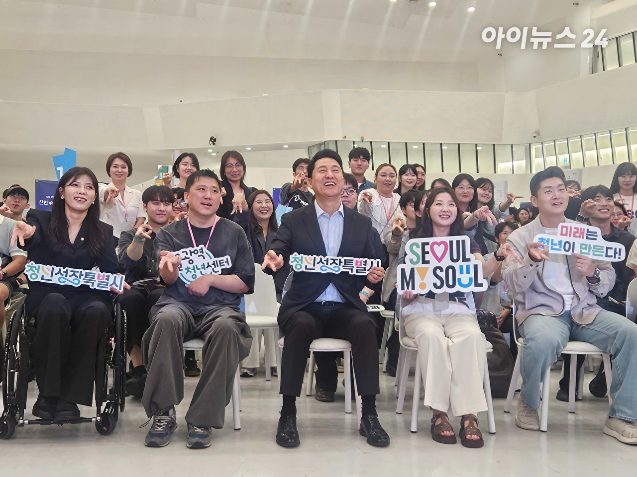 10일 오세훈(가운데) 서울시장이 '2026 서울청년정책박람회'에서 기념사진을 촬영하고 있다. [사진=홍성효 기자]