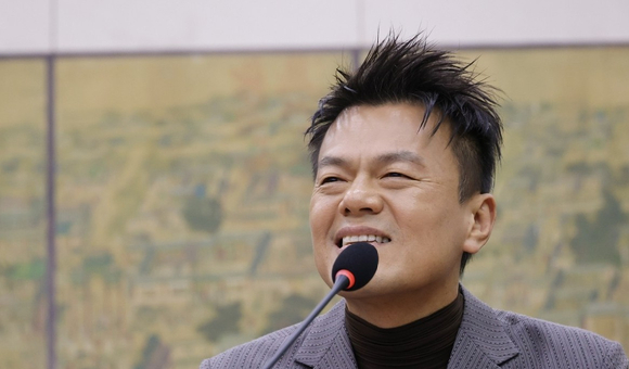 최휘영 문화체육관광부 장관이 7일 국회 문화체육관광위원회에서 열린 문화체육관광부에 대한 국정감사에서 의원 질의에 답하고 있다. [사진=연합뉴스]