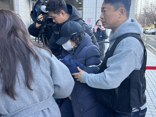 남편을 살해한 혐의를 받는 60대 여성 유모씨가 8일 서울남부지법에서 열린 구속심사에 출석하고 있다. [사진=연합뉴스]